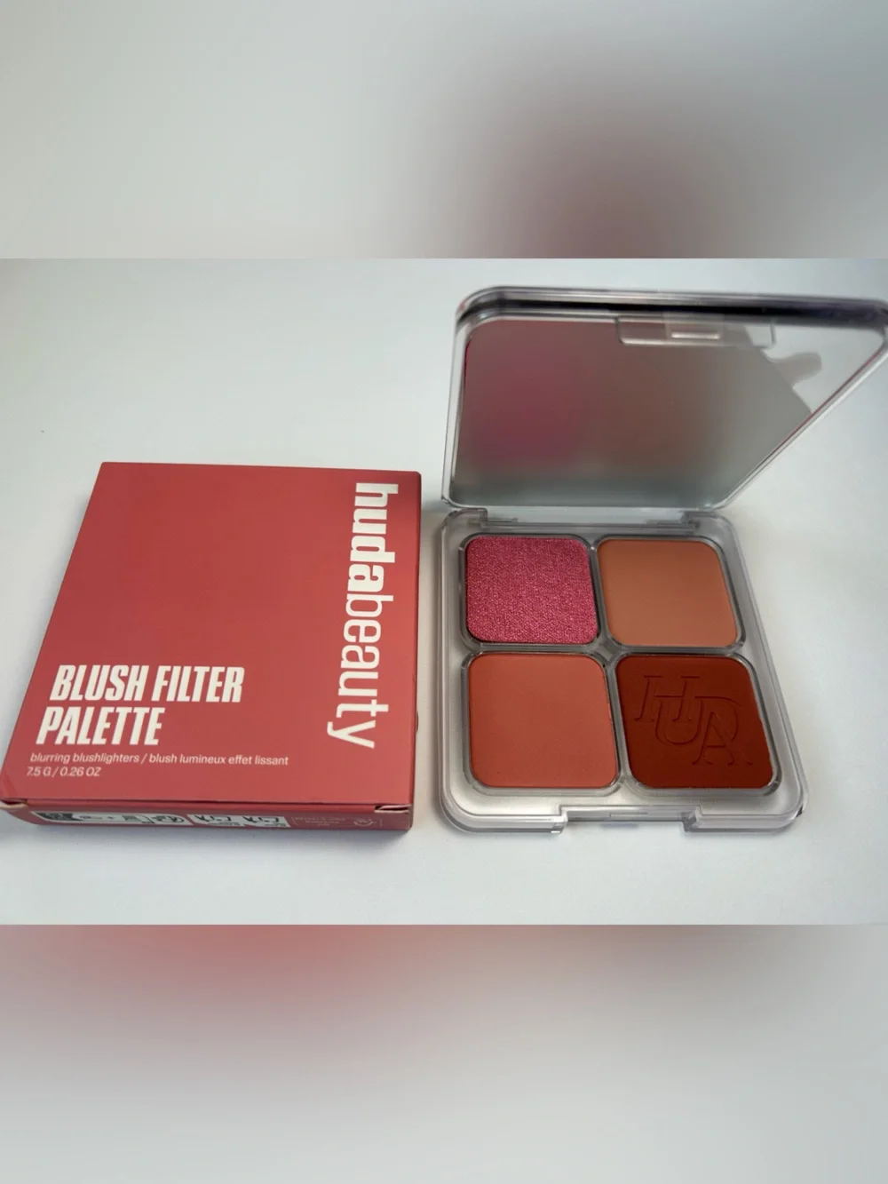 NWT🌷HUDA BEAUTY Blush Filter Blurring Blushlighters Palette in “Rose Berry”